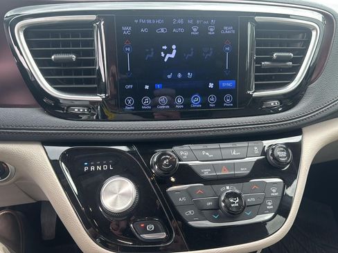 Used 2017 Chrysler Pacifica Limited FWD image 22