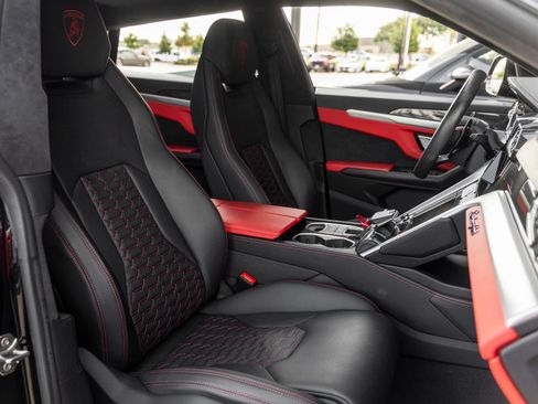 Used 2022 Lamborghini Urus AWD/4WD image 45