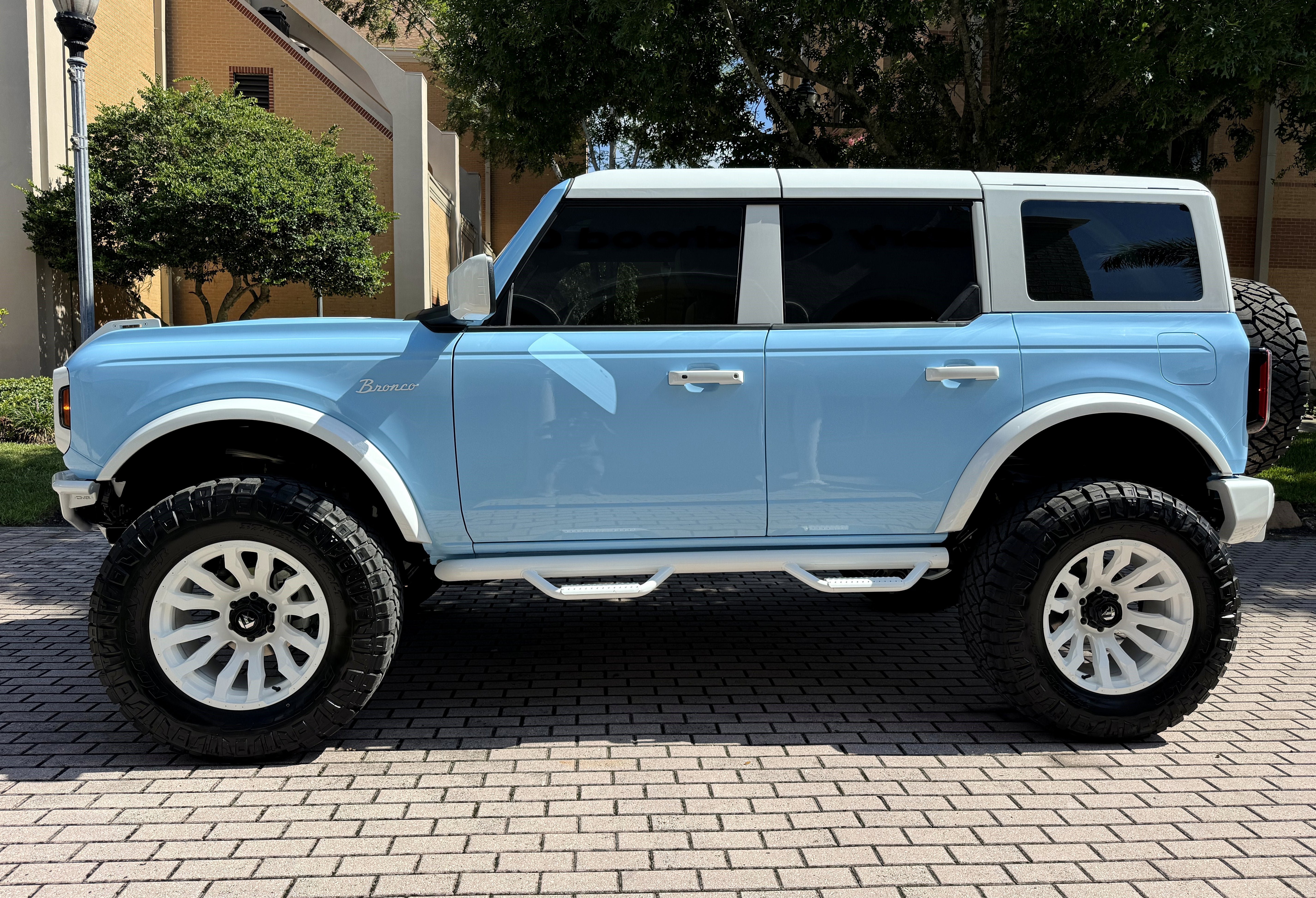 Used 2025 Ford Bronco Outer Banks AWD/4WD image 3