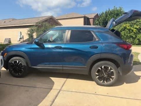 Used 2021 Chevrolet TrailBlazer LT w/ Convenience Package FWD image 3