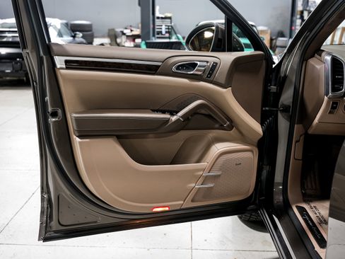 Used 2013 Porsche Cayenne Turbo AWD/4WD image 24