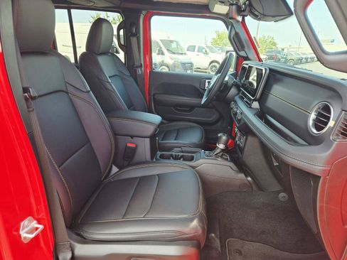 Used 2025 Jeep Wrangler Unlimited Sahara AWD/4WD image 18
