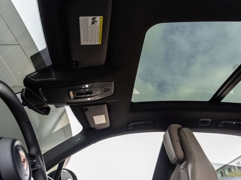 Certified 2025 Porsche Macan Electric RWD image 25