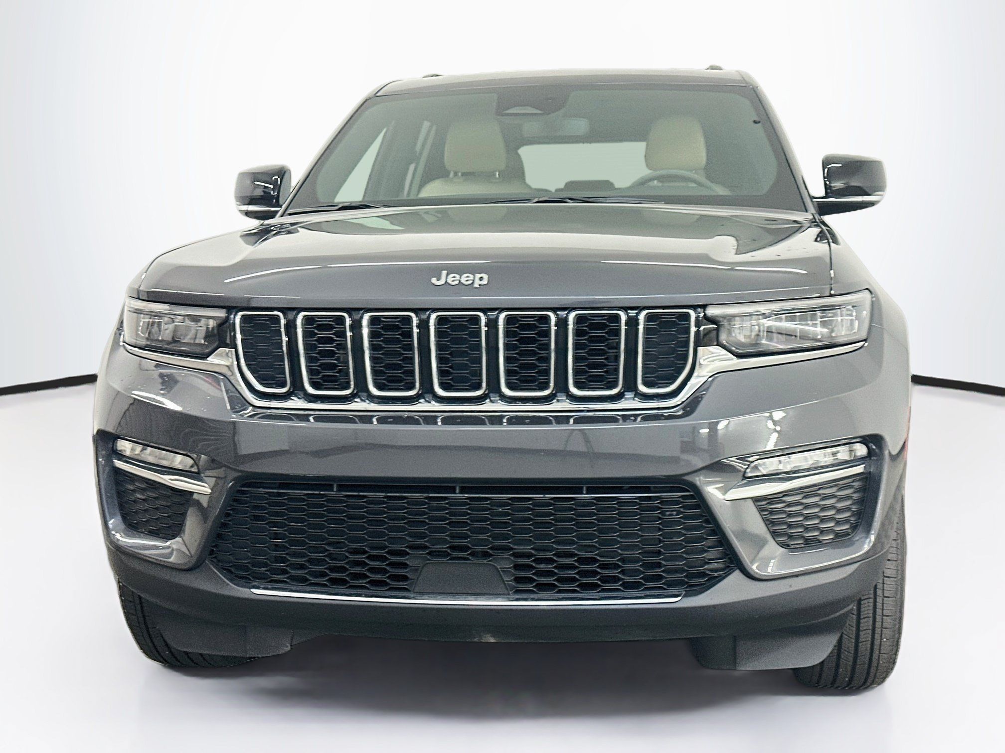 Used 2023 Jeep Grand Cherokee Limited AWD/4WD image 2