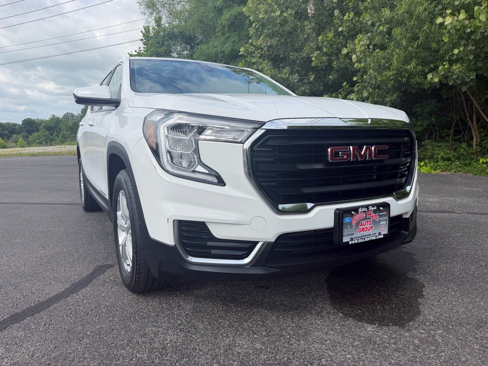 Used 2024 GMC Terrain SLE AWD/4WD image 3