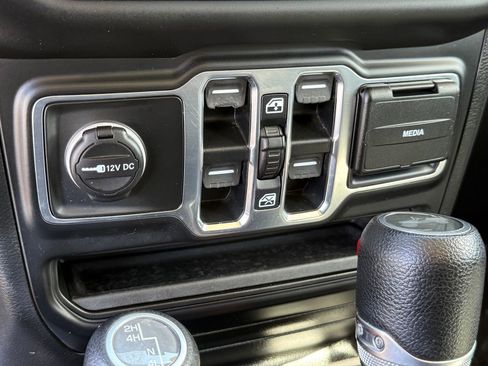 Used 2020 Jeep Wrangler Unlimited Sahara image 34