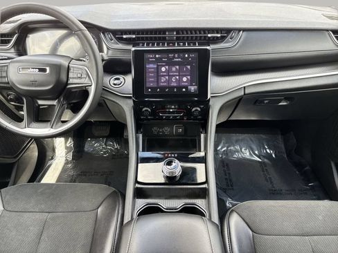 Used 2025 Jeep Grand Cherokee Altitude AWD/4WD image 13