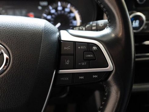 Used 2023 Toyota Highlander LE FWD image 24