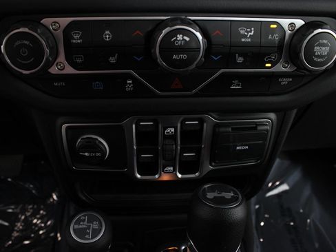 Used 2025 Jeep Wrangler Unlimited Sahara AWD/4WD image 6