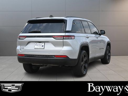 Used 2023 Jeep Grand Cherokee Altitude AWD/4WD image 6