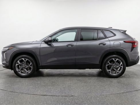 Used 2025 Chevrolet Trax LT FWD image 5