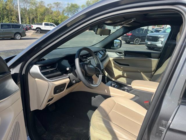 Used 2023 Jeep Grand Cherokee Limited w/ Luxury Tech Group II AWD/4WD image 26