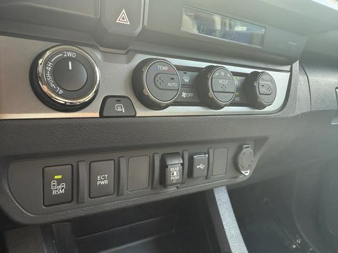 Used 2022 Toyota Tacoma SR5 w/ Technology Package AWD/4WD image 15