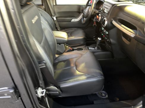 Used 2018 Jeep Wrangler Unlimited Sahara w/ Connectivity Group image 16