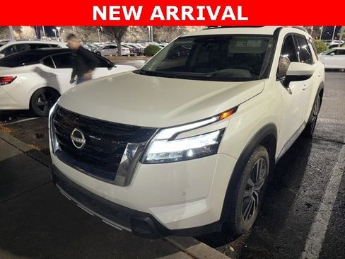 Certified 2024 Nissan Pathfinder Platinum image 3