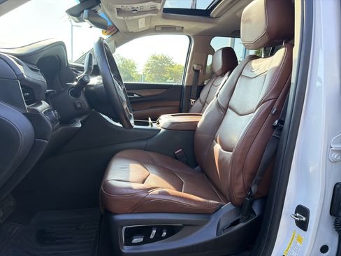 Used 2019 Cadillac Escalade ESV Luxury AWD/4WD image 14