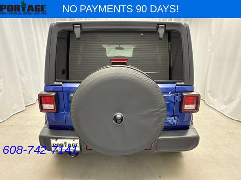 Used 2018 Jeep Wrangler Unlimited Sahara w/ Cold Weather Group AWD/4WD image 3