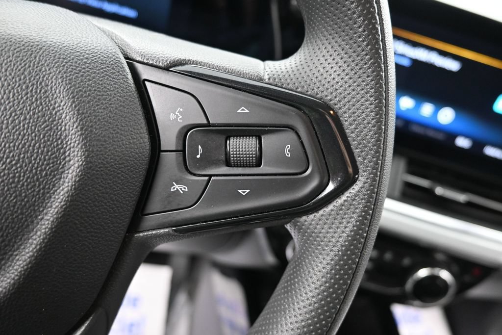 Used 2025 Chevrolet Trax LT FWD image 34