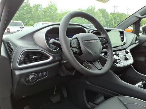 New 2027 Chrysler Pacifica Limited FWD image 14