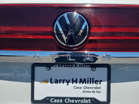Used 2024 Volkswagen Atlas SE AWD/4WD image 16