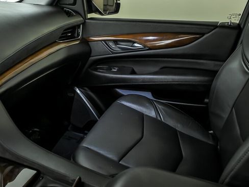Used 2019 Cadillac Escalade Luxury AWD/4WD image 32