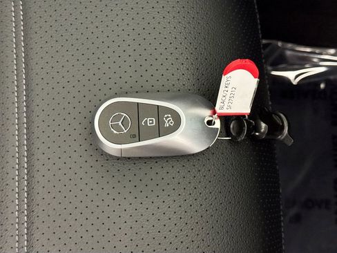 Used 2025 Mercedes-Benz GLC 350e 4MATIC image 42