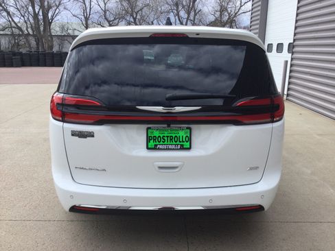 New 2026 Chrysler Pacifica Select AWD/4WD image 4