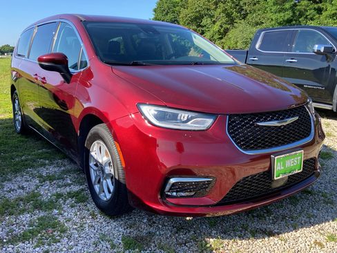 Used 2023 Chrysler Pacifica Touring-L FWD image 1