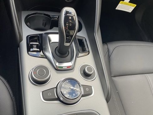 New 2025 Alfa Romeo Giulia Base image 32