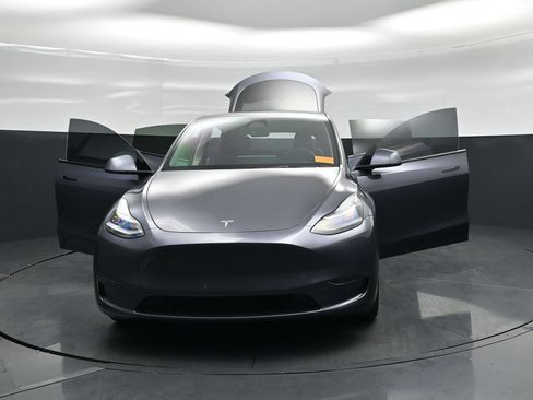 Used 2023 Tesla Model Y Long Range AWD/4WD image 23