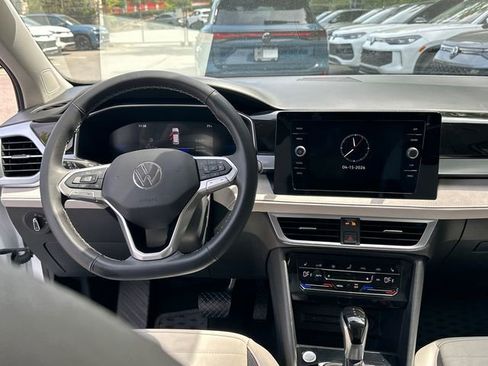 Used 2025 Volkswagen Taos SE FWD image 13