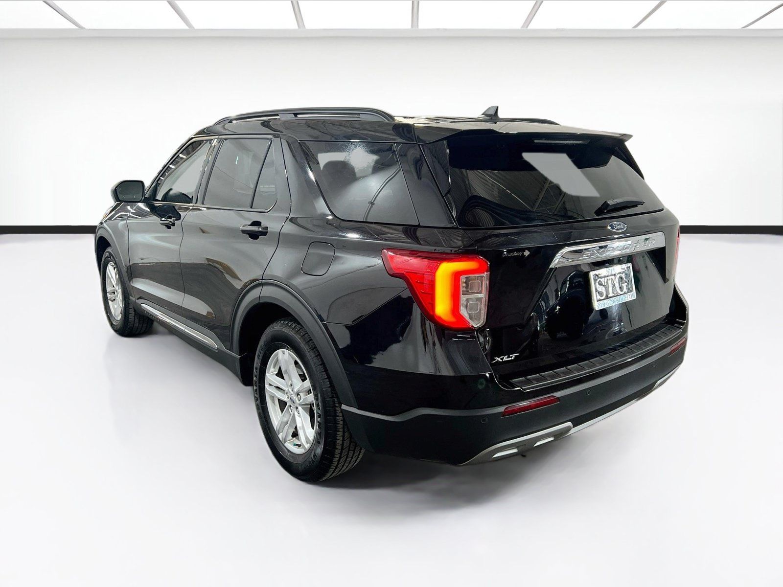 Used 2024 Ford Explorer XLT w/ Equipment Group 202A RWD image 6