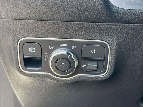 Used 2025 Mercedes-Benz GLB 250 image 21
