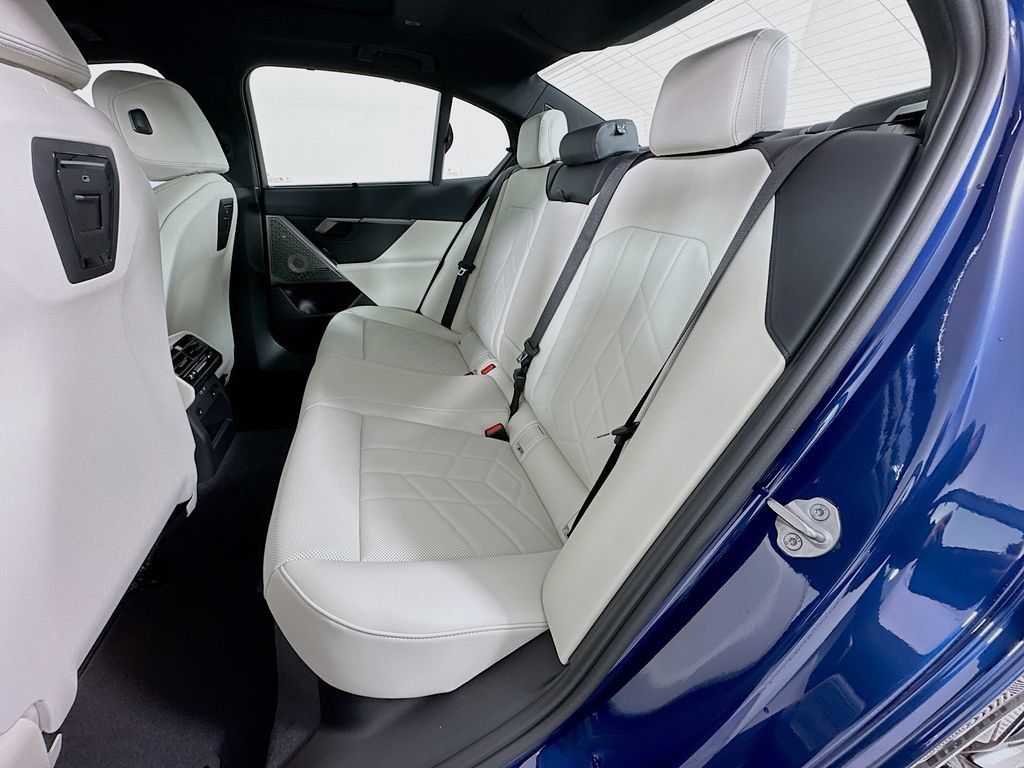 Used 2026 BMW 530i w/ Executive Package RWD image 17