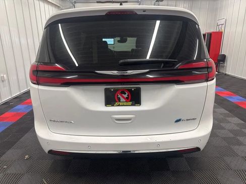 Used 2023 Chrysler Pacifica Touring-L FWD image 4