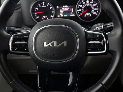 Used 2024 Kia Carnival LX image 25