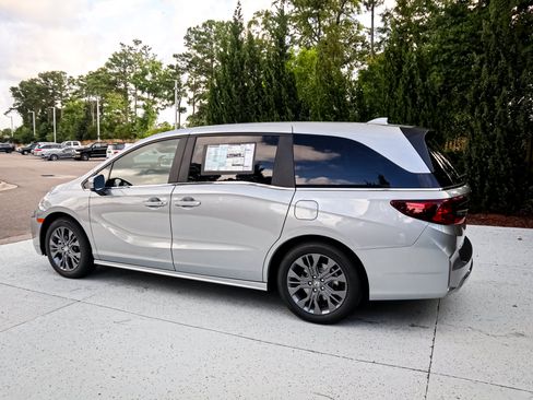 New 2026 Honda Odyssey Touring image 7