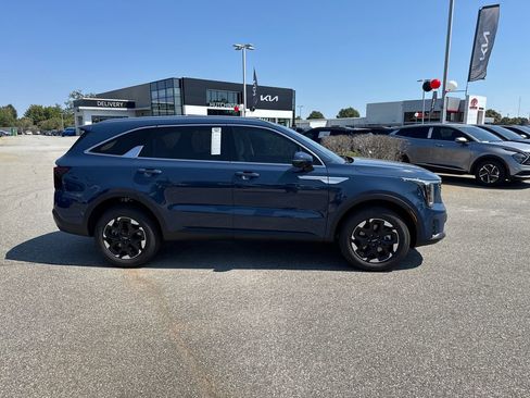 Used 2025 Kia Sorento S AWD/4WD image 2