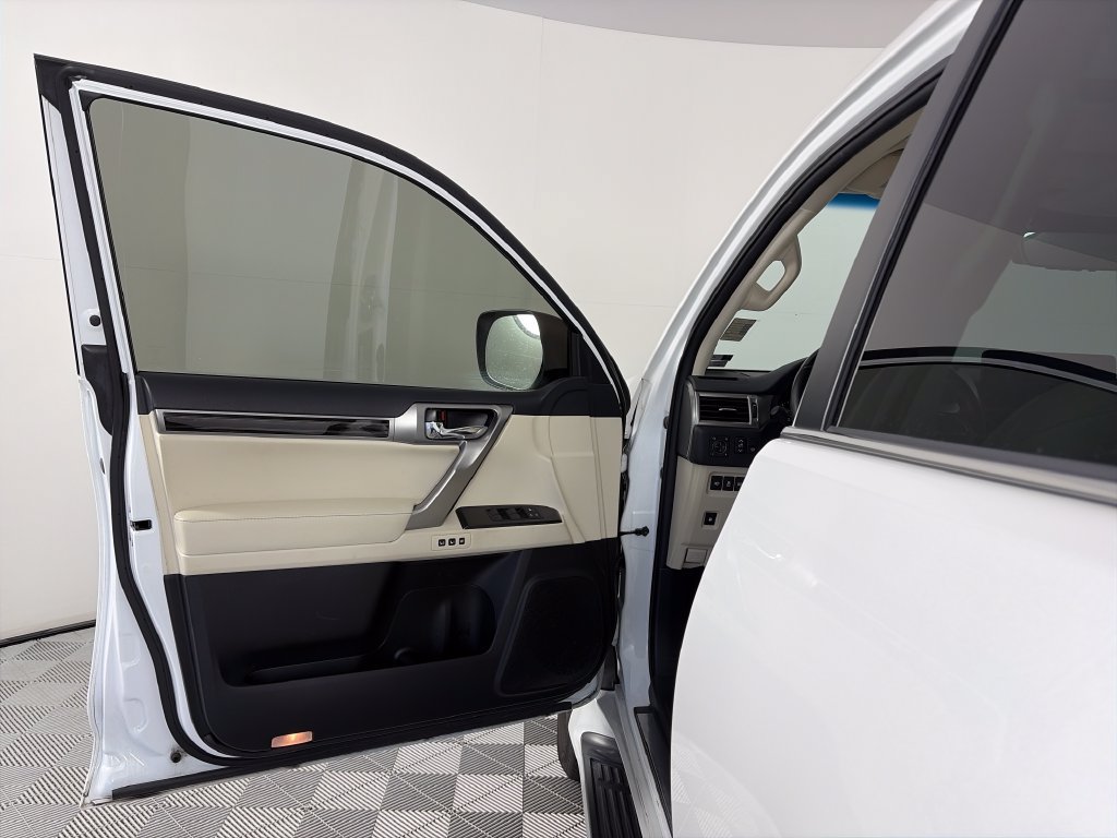 Used 2023 Lexus GX 460 Premium w/ Accessory Package AWD/4WD image 10