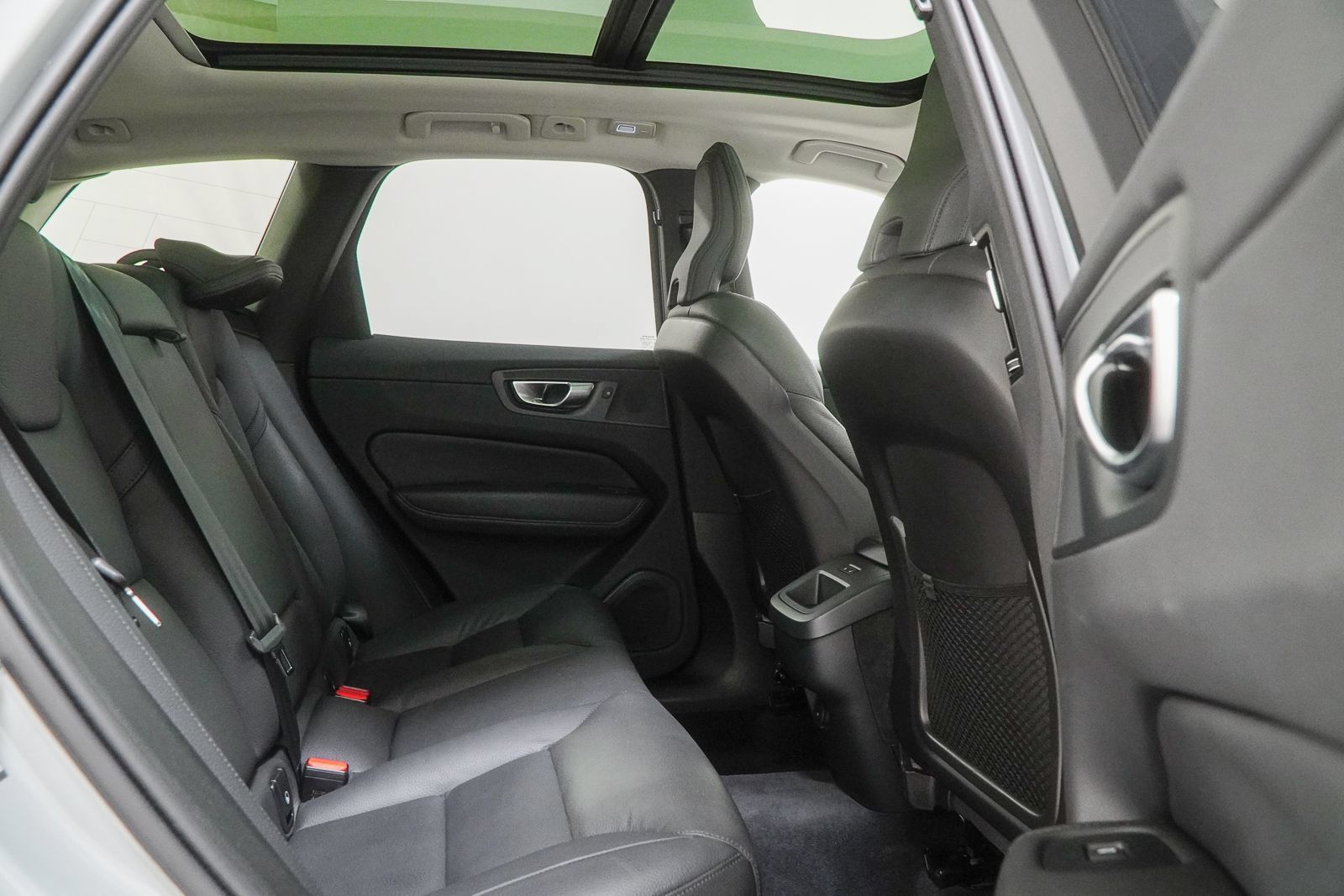Used 2025 Volvo XC60 B5 Plus AWD/4WD image 44