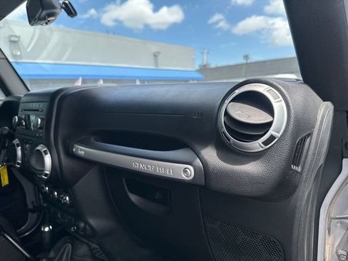 Used 2015 Jeep Wrangler Unlimited Rubicon w/ Connectivity Group AWD/4WD image 21
