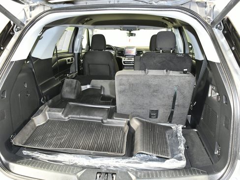 Used 2023 Ford Explorer XLT AWD/4WD image 49