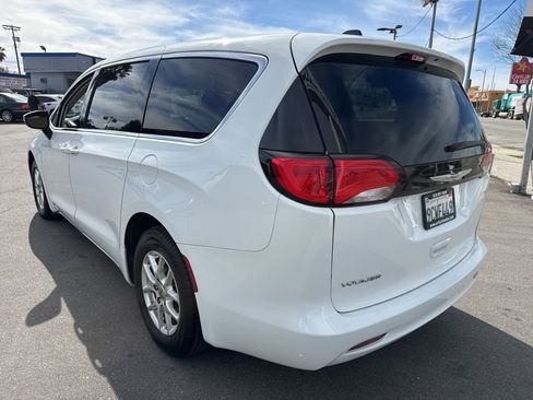 Used 2022 Chrysler Voyager LX image 3