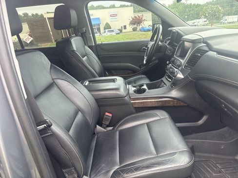 Used 2019 Chevrolet Suburban LT RWD image 15