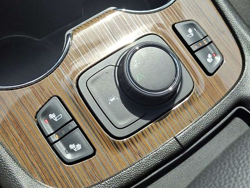 Used 2023 GMC Acadia SLE w/ Driver Convenience Package FWD image 18