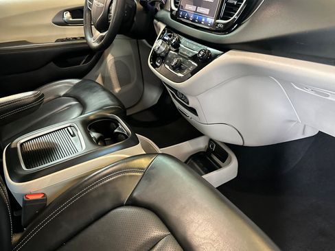Used 2023 Chrysler Pacifica Touring-L FWD image 16