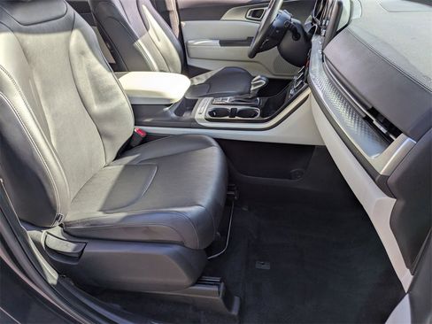 Used 2024 Kia Carnival LX image 31