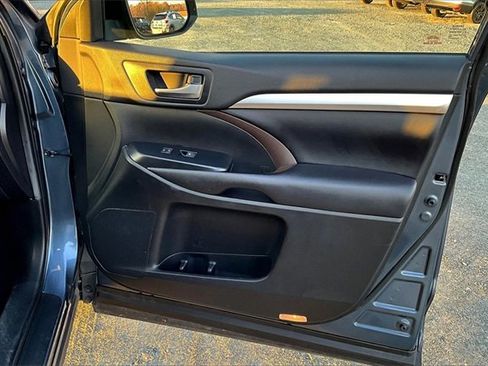 Used 2019 Toyota Highlander XLE image 21