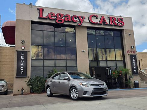 Used 2016 Toyota Corolla LE FWD image 2
