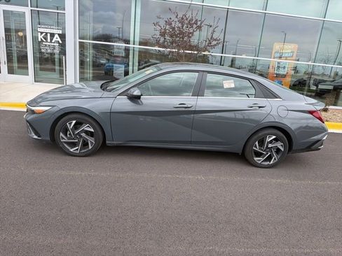 Used 2025 Hyundai Elantra SEL image 2